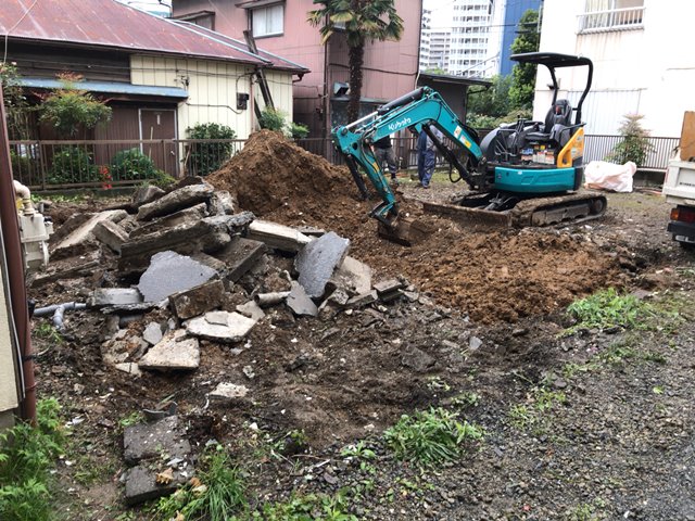 神奈川県横浜市鶴見区矢向の木造2階建て家屋解体工事中の様子です。
